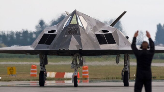 comment fonctionne un avion militaire furtif